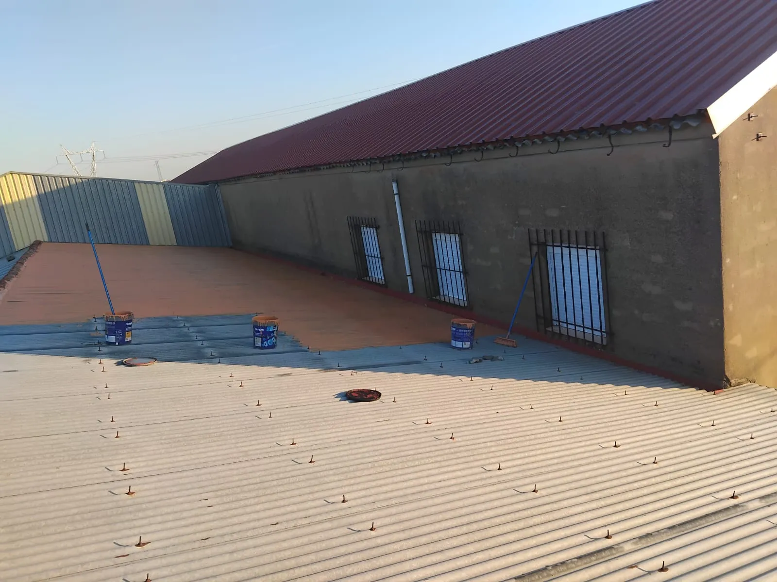 Impermeabilización de la cubierta de chapa de una nave